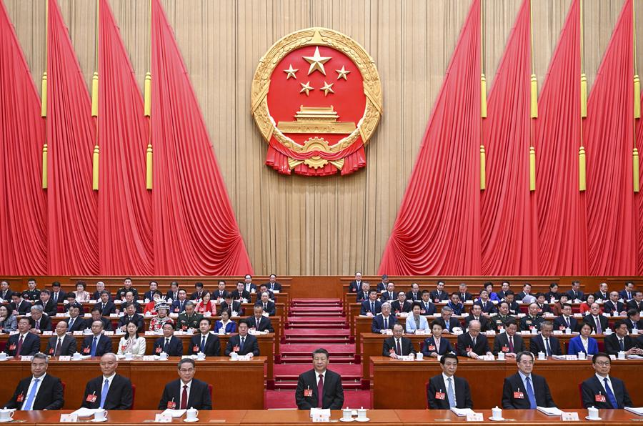 十四届全国人大二次会议在京开幕 习近平王沪宁蔡奇丁薛祥李希韩正等在主席台就座 李强作政府工作报告 赵乐际主持大会 听取关于国务院组织法修订草案的说明等